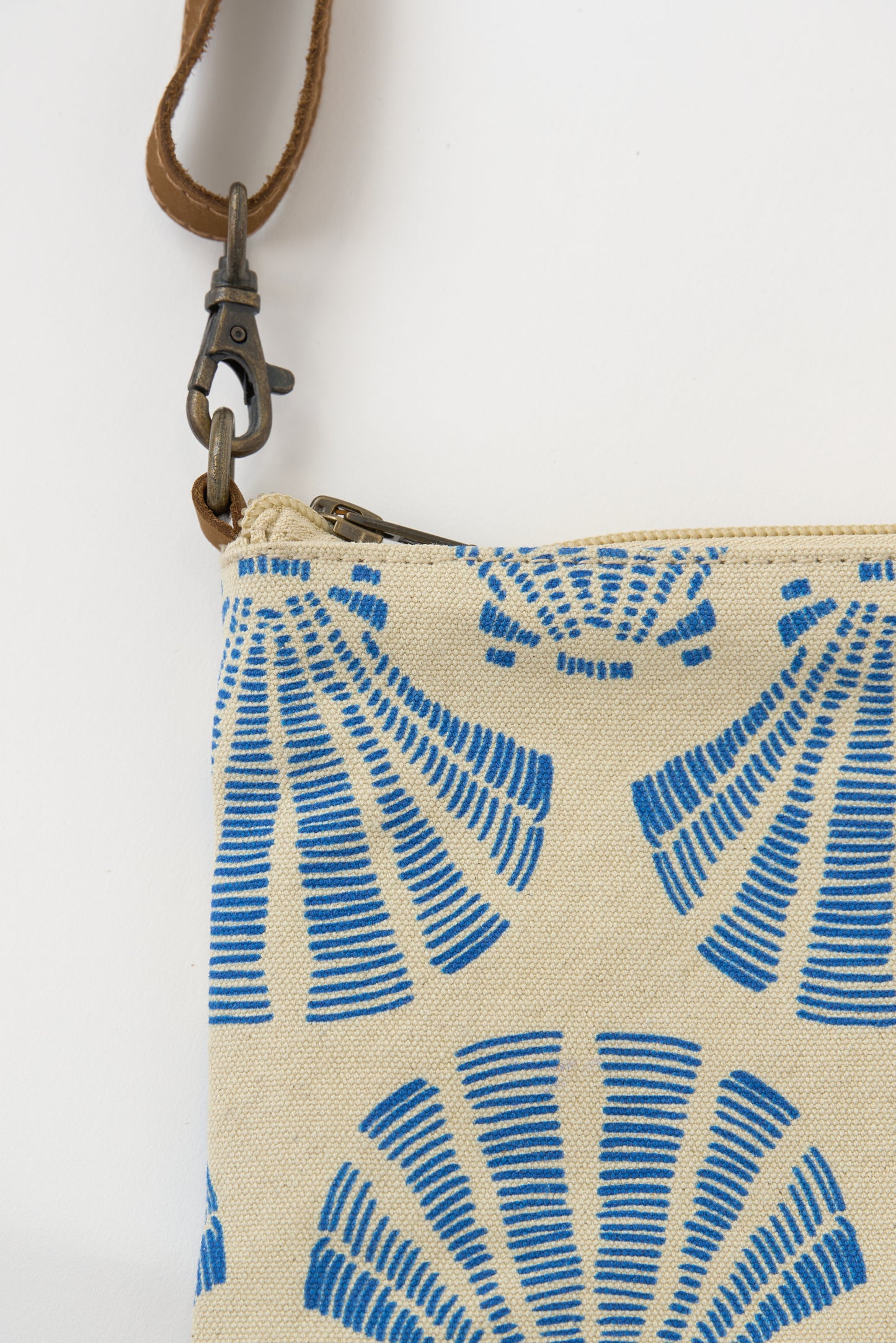 Bolso bandolera con estampado de conchas