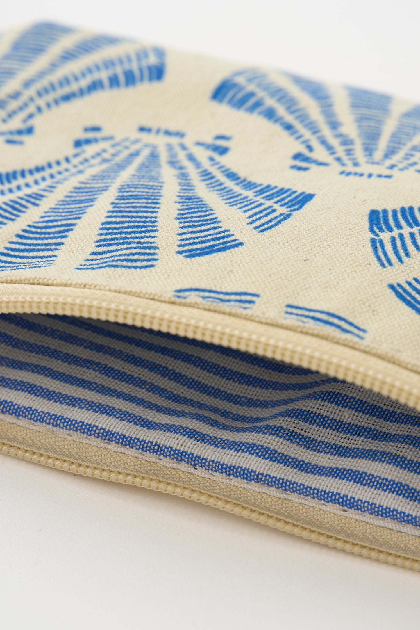 Olanazko eskuko poltsa maskorren estanpatuarekin