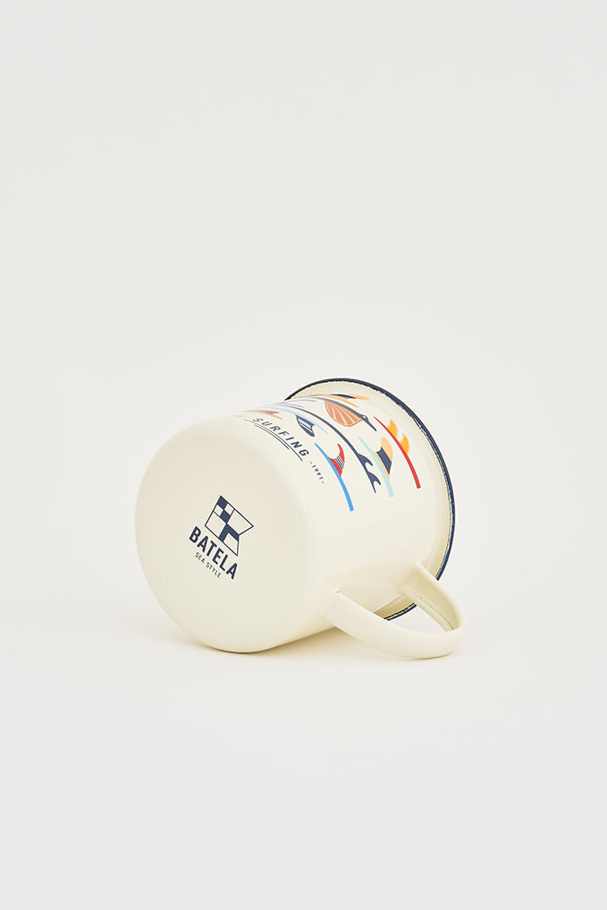 Mug mediana con tablas de surf en metal