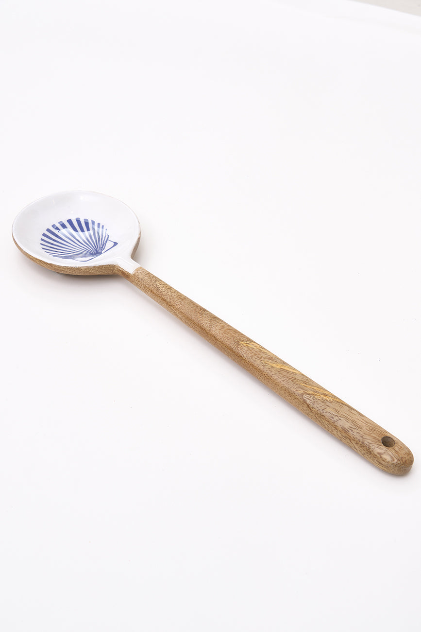 Cuchara de madera esmaltada con concha