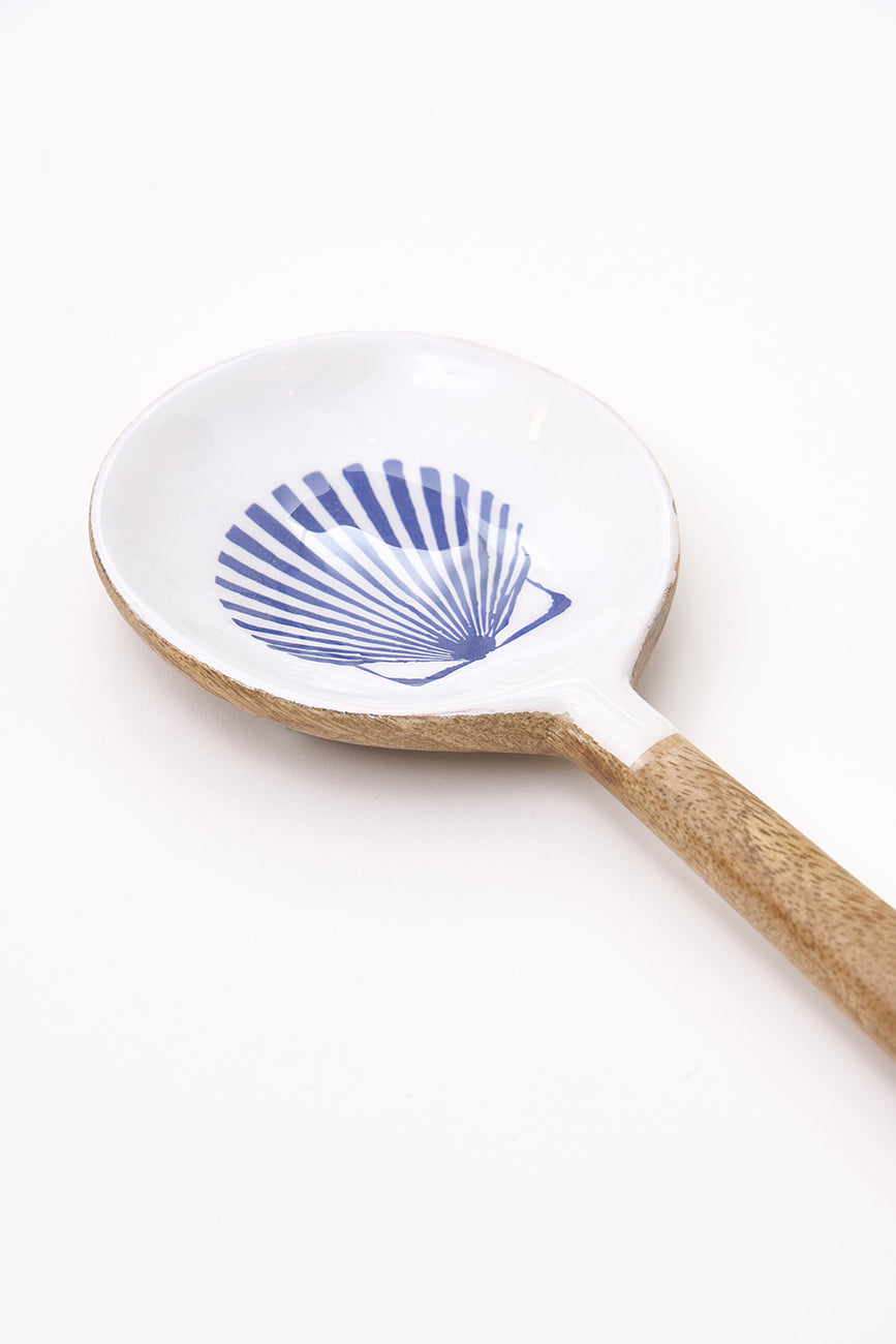 Enameled wooden spoon with shell