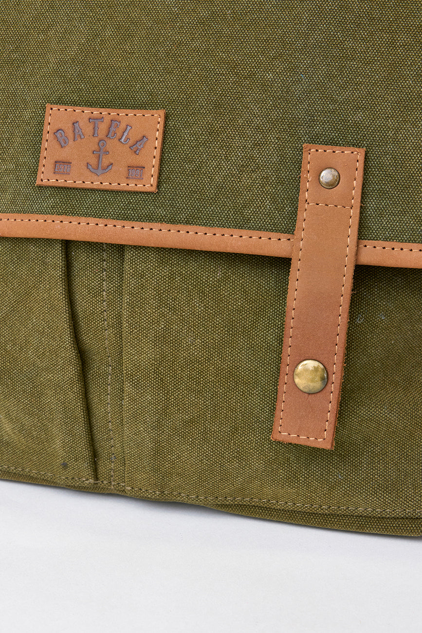 Sac bandoulière toile verte avec détails en cuir