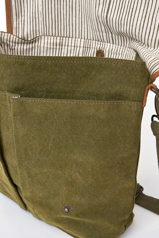 Sac bandoulière toile verte avec détails en cuir