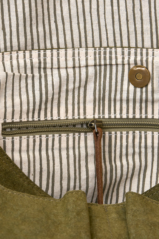 Sac bandoulière toile verte avec détails en cuir