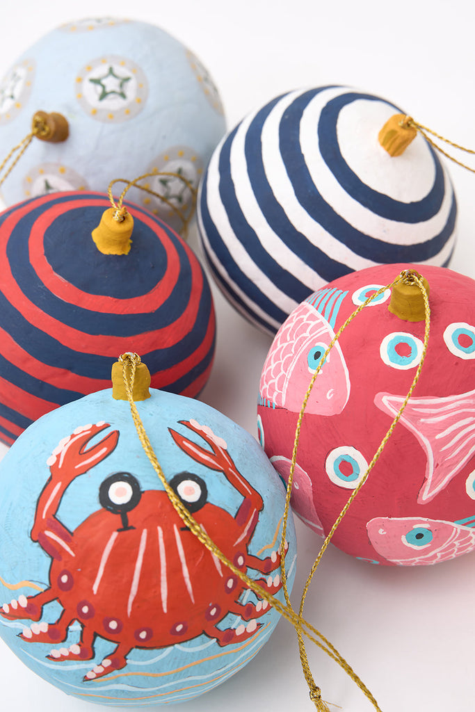 Colgante navideño bola a rayas en papel maché