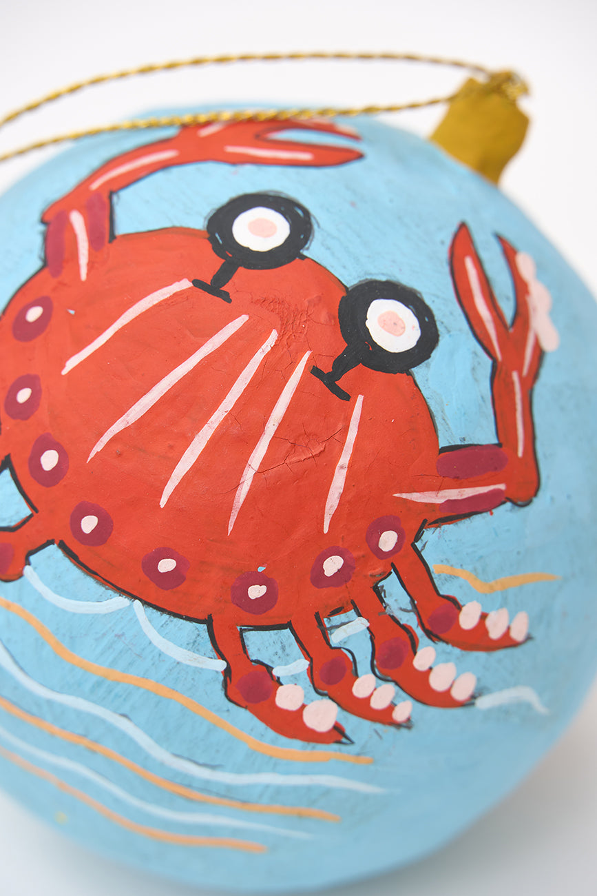 Colgante navideño bola con cangrejo en papel maché