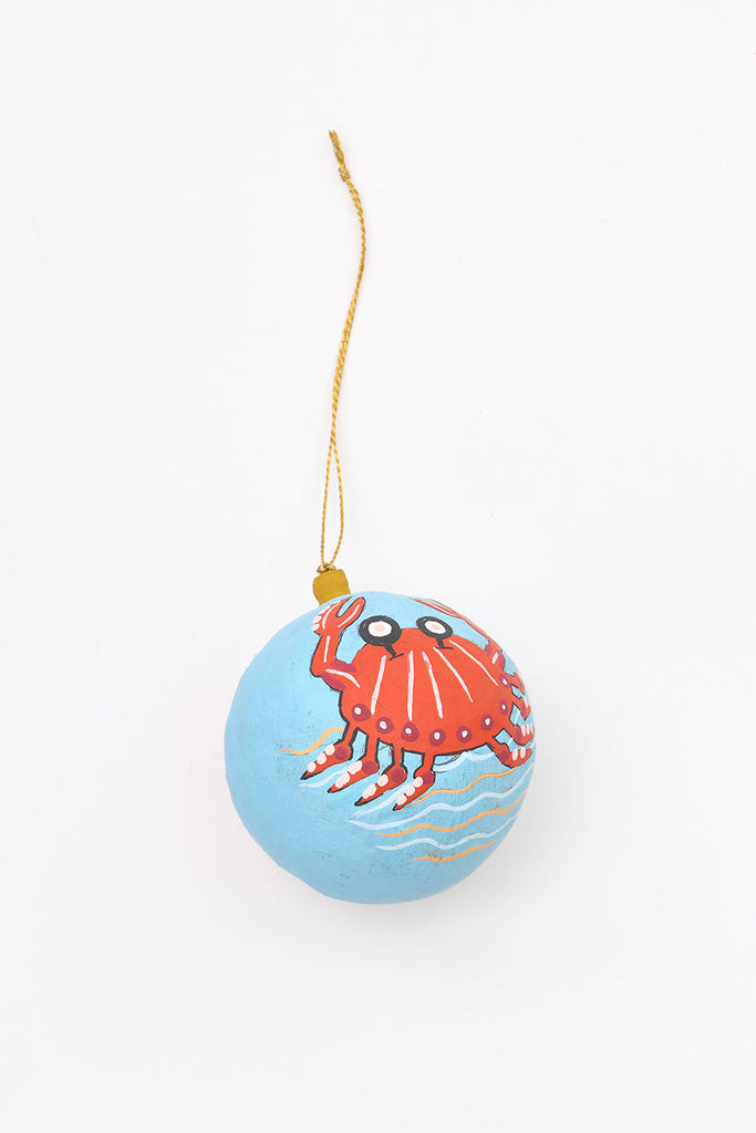 Colgante navideño bola con cangrejo en papel maché