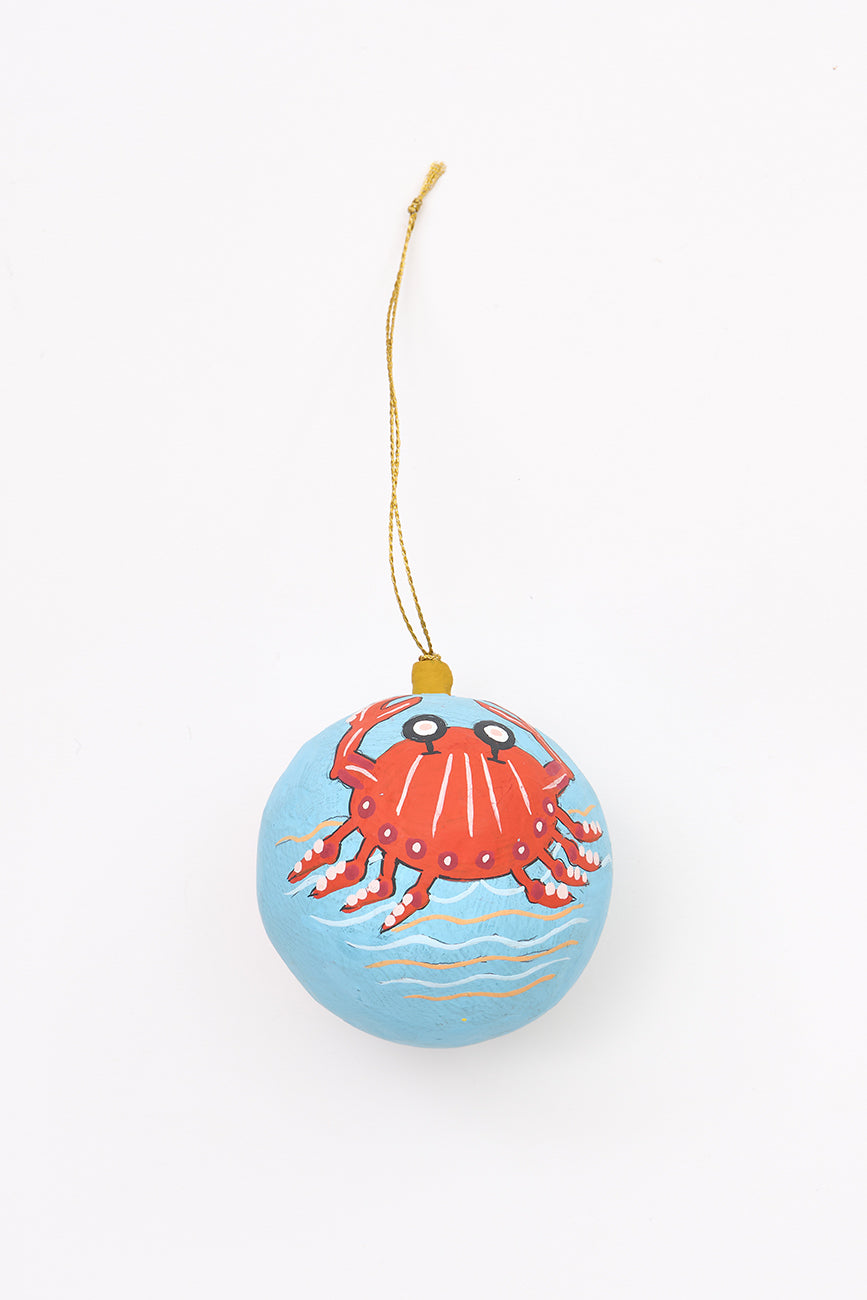 Colgante navideño bola con cangrejo en papel maché