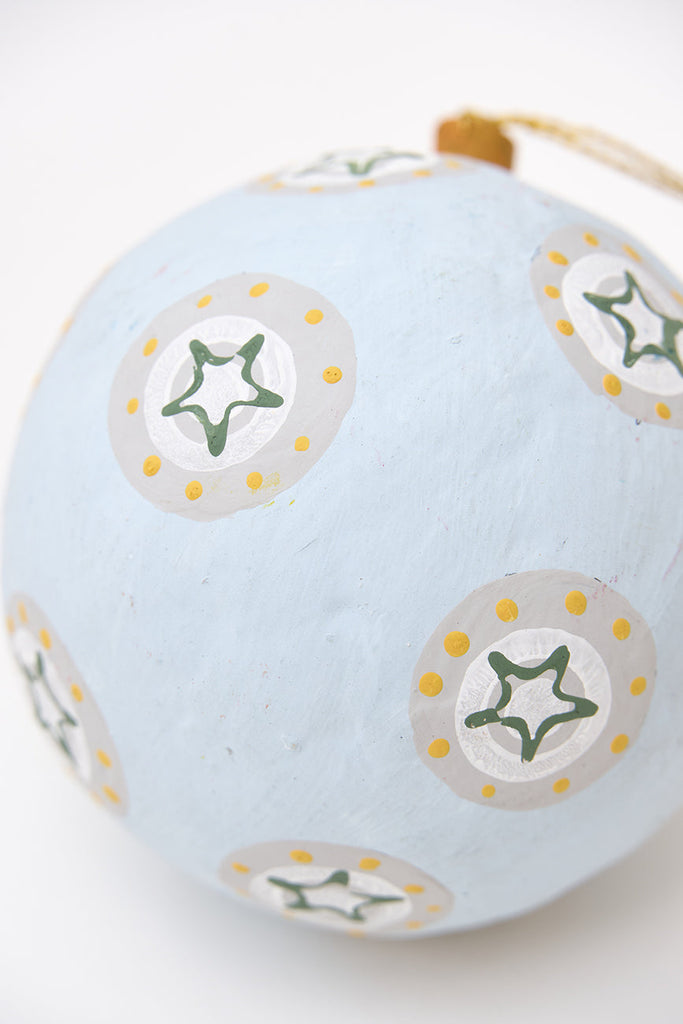 Colgante navideño bola estrellas en papel maché