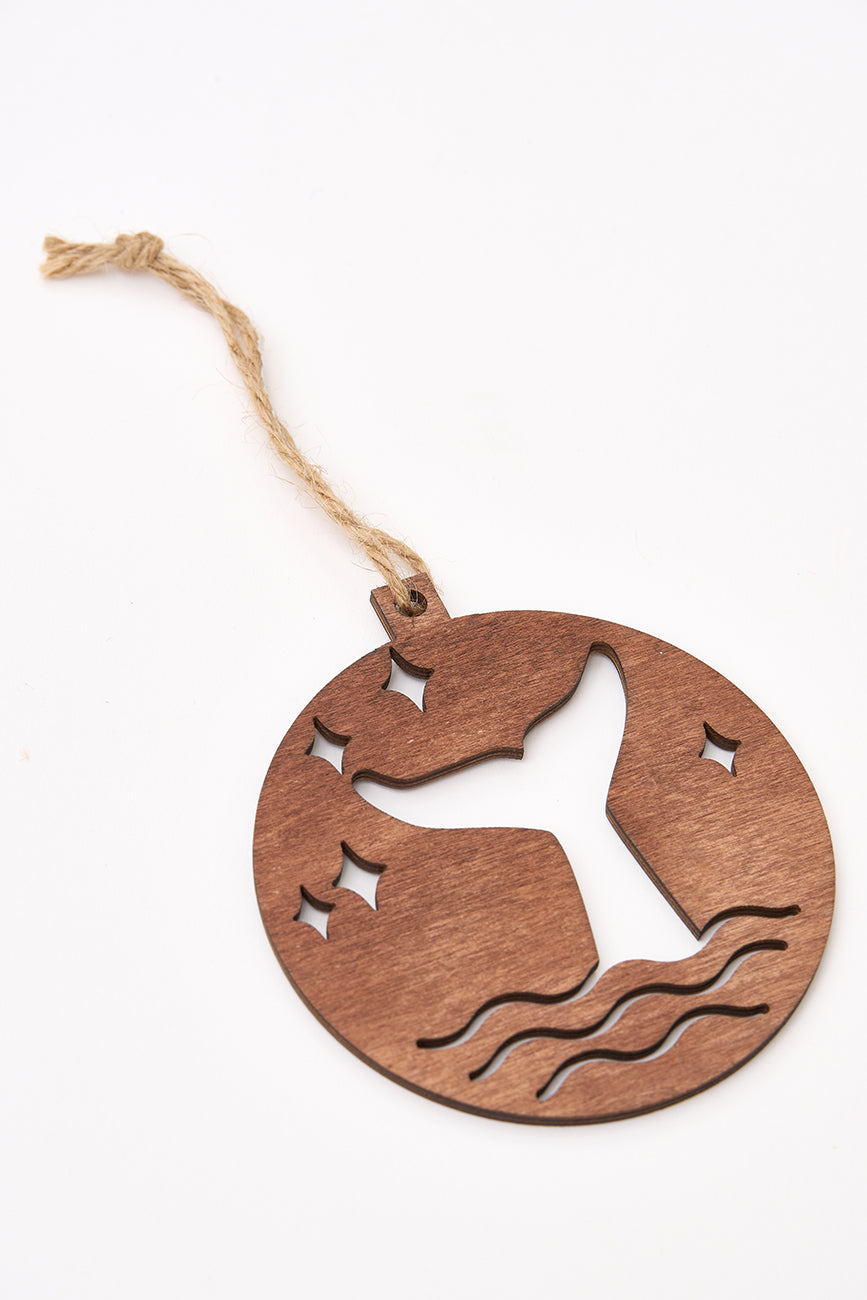 Colgante navideño cola de ballena en madera
