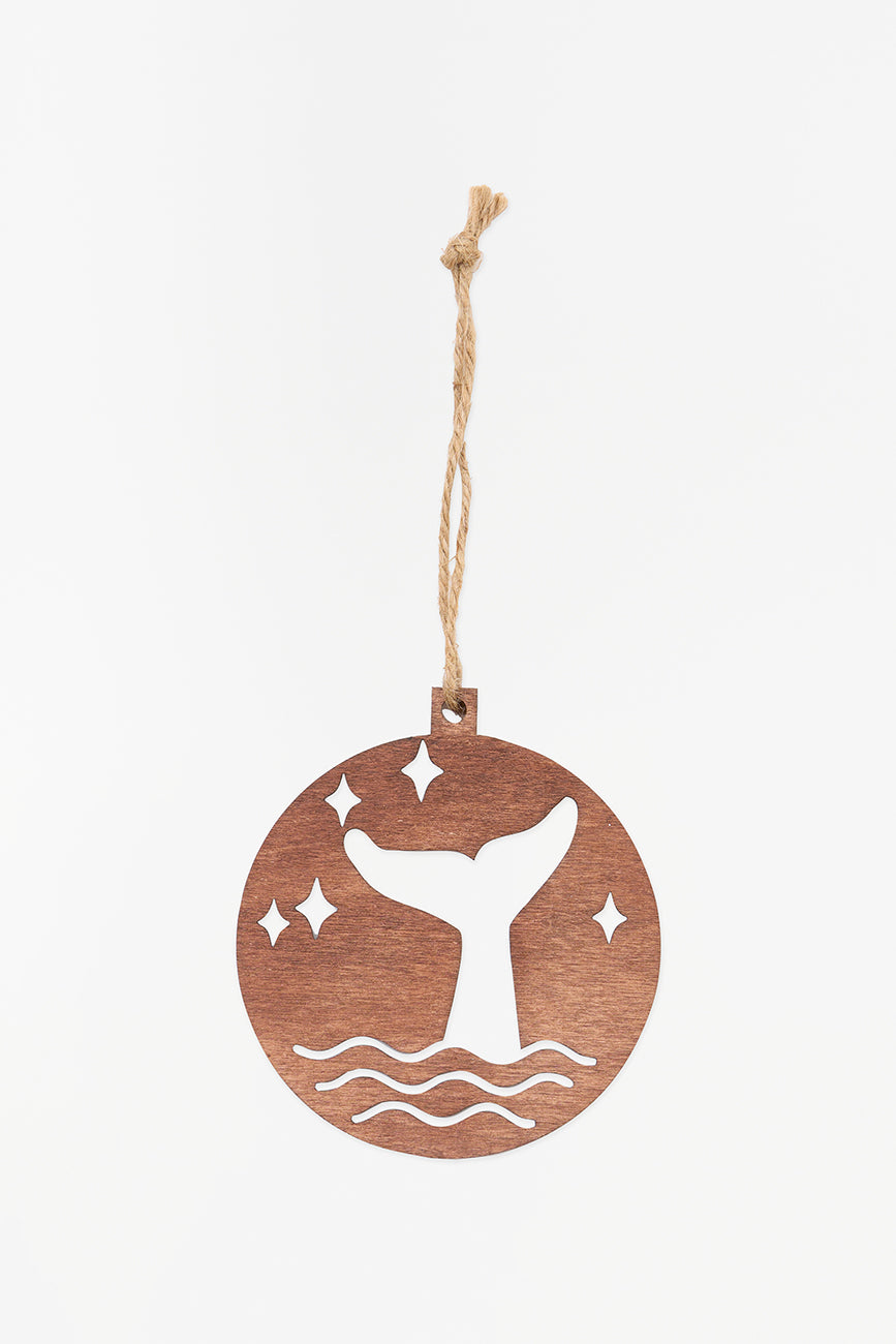 Colgante navideño cola de ballena en madera