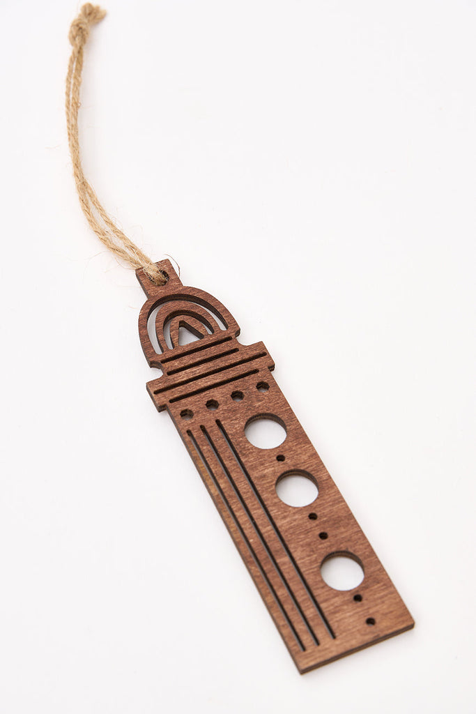 Colgante navideño forma de faro en madera