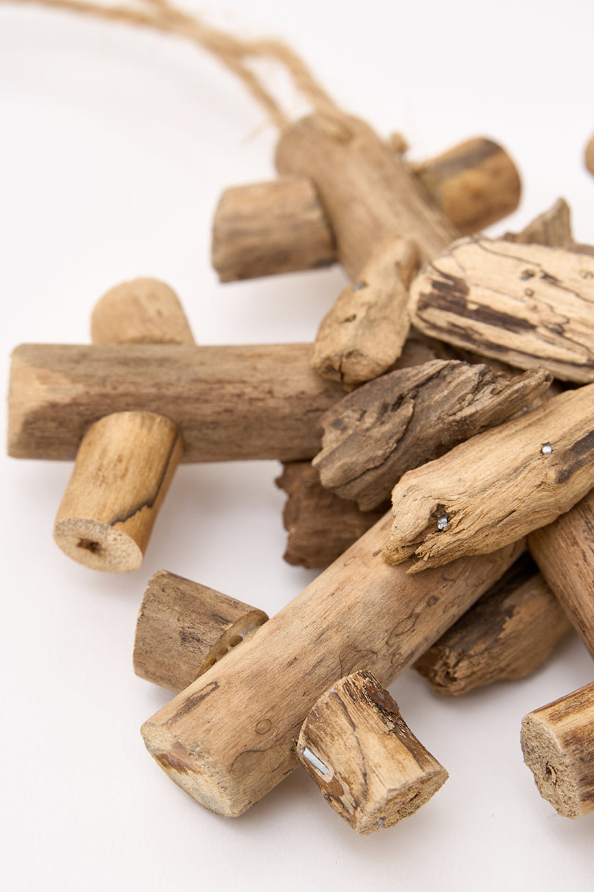 Colgante navideño copo de nieve en madera reciclada