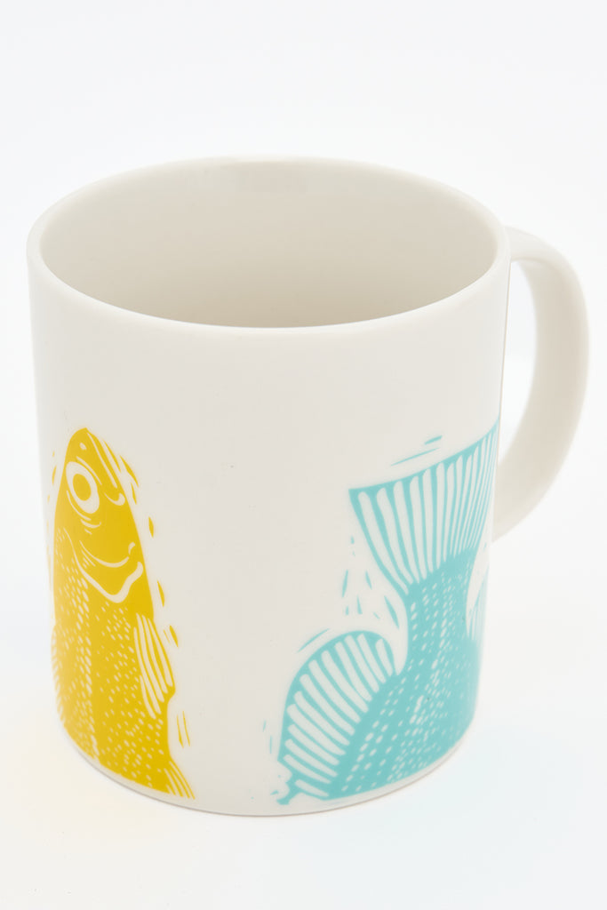 Taza en cerámica con colas de peces