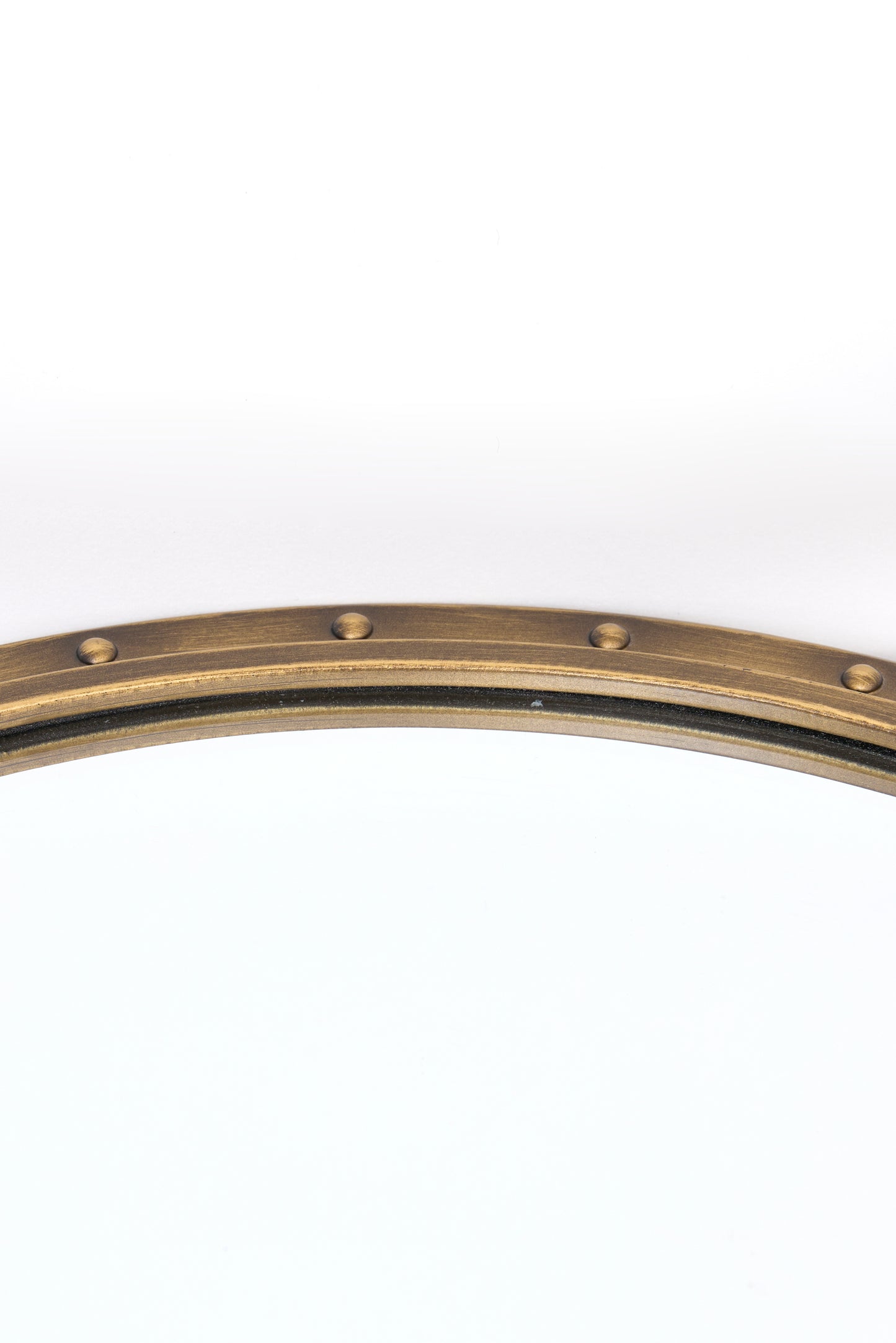 Aluminiozko markoa duen ispilu biribila