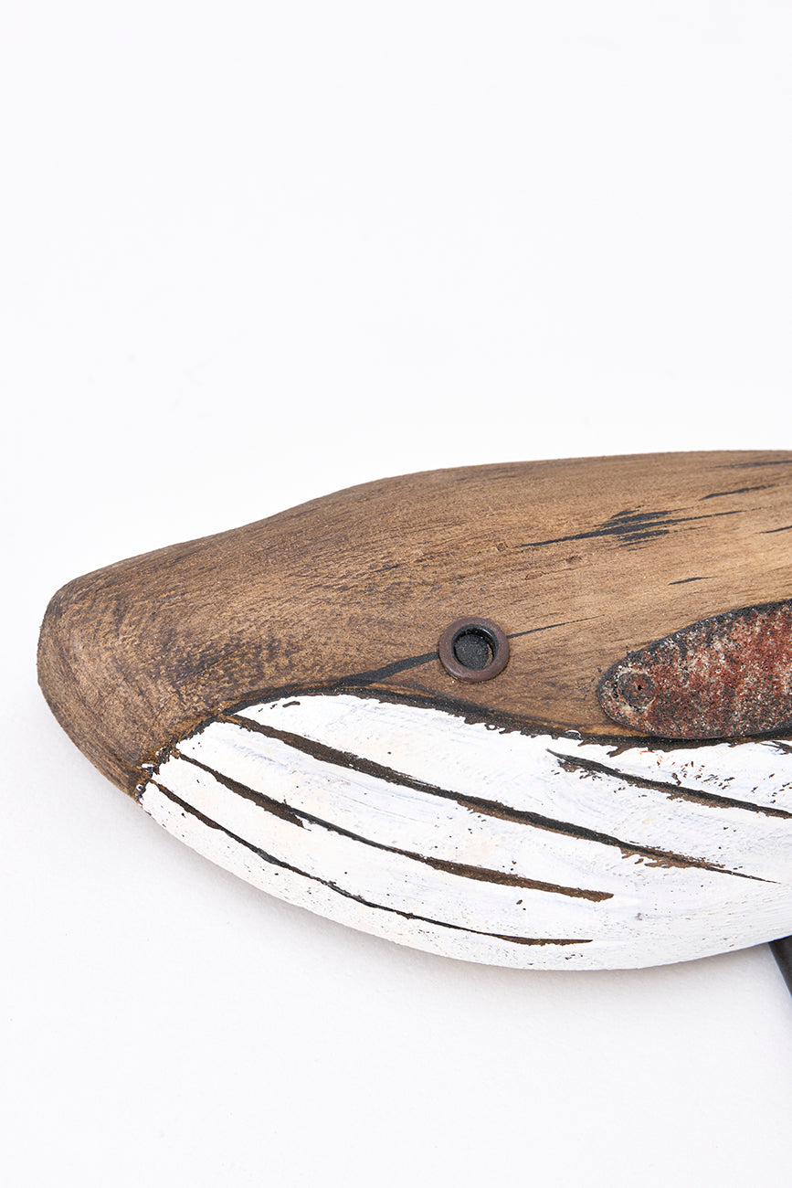 Colgador de ballena de madera