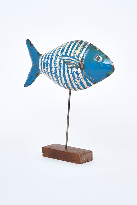Pez decorativo de metal reciclado con base de madera
