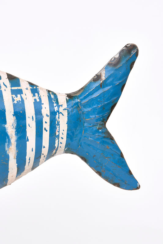 Pez decorativo de metal reciclado con base de madera