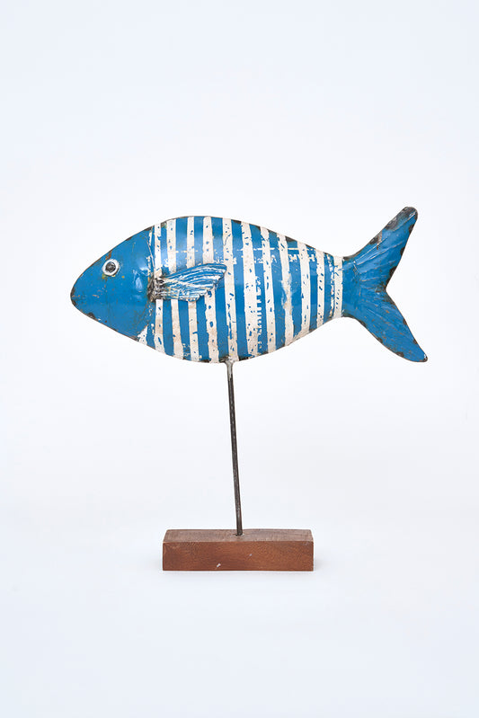 Pez decorativo de metal reciclado con base de madera