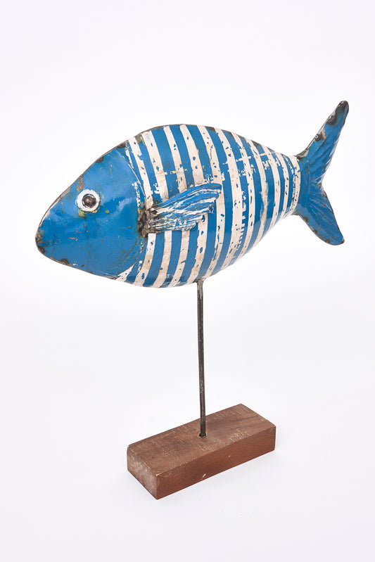 Pez decorativo de metal reciclado con base de madera