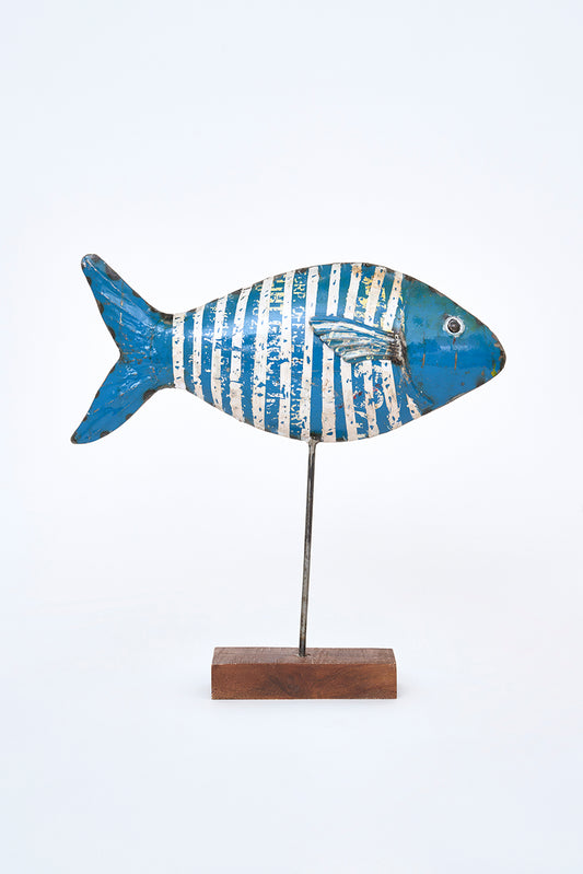 Pez decorativo de metal reciclado con base de madera