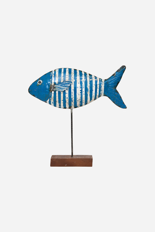 Pez decorativo de metal reciclado con base de madera