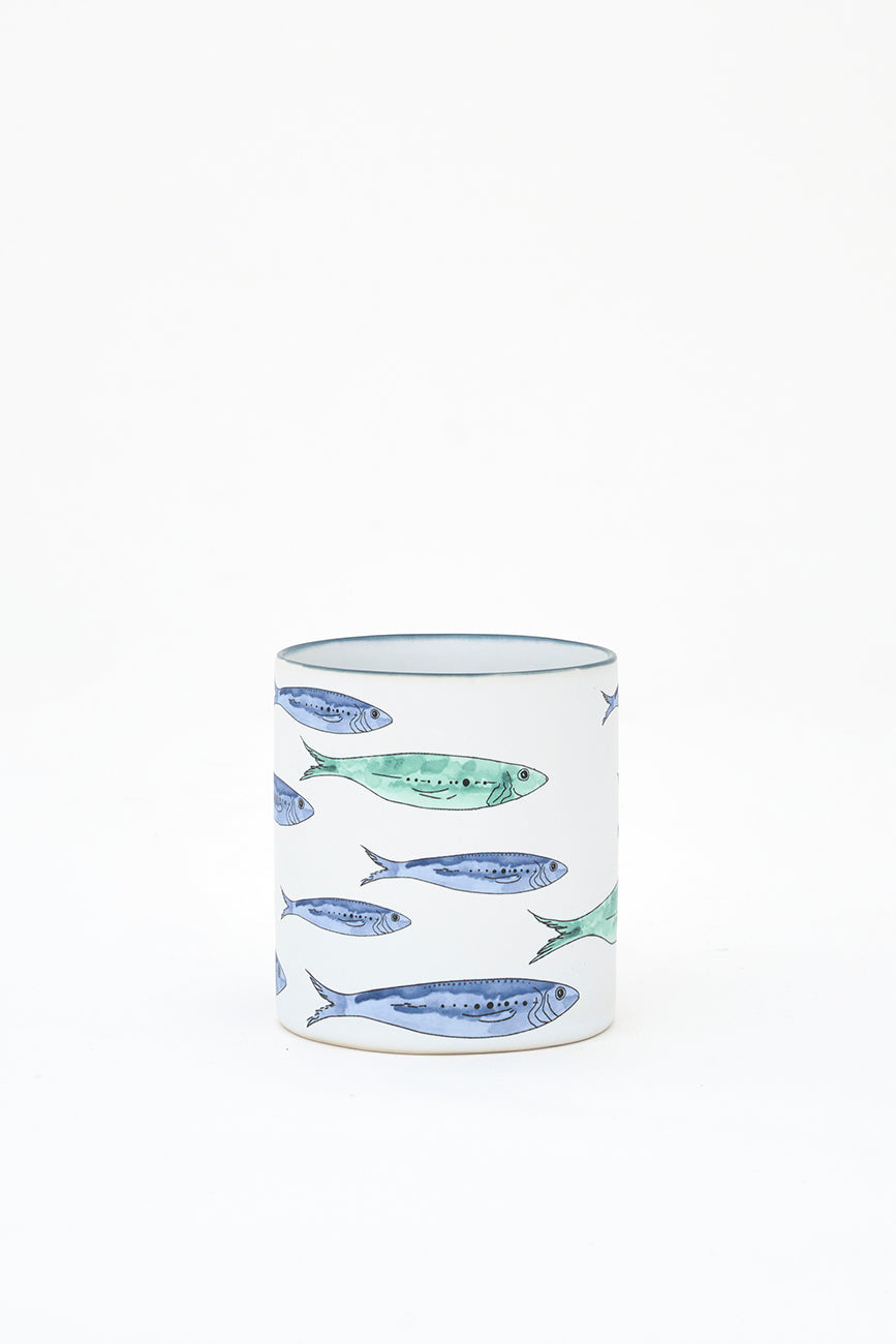 Taza de gres con banco de peces