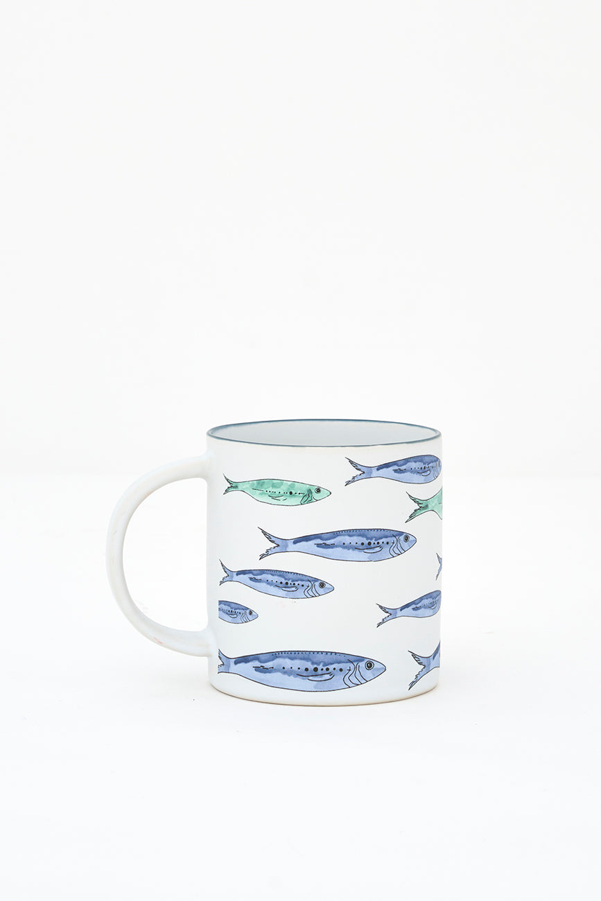 Taza de gres con banco de peces