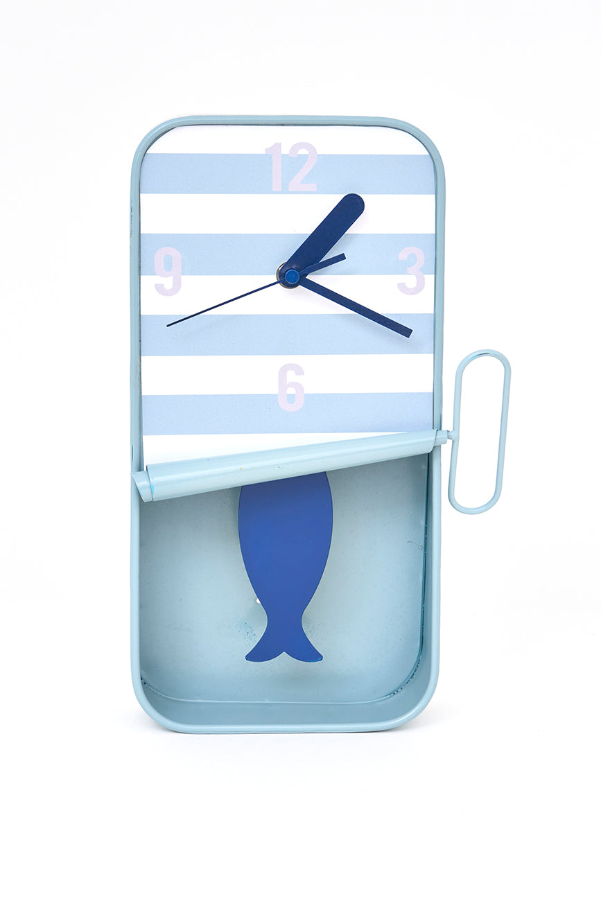 Reloj decorativo con forma de una lata de conserva