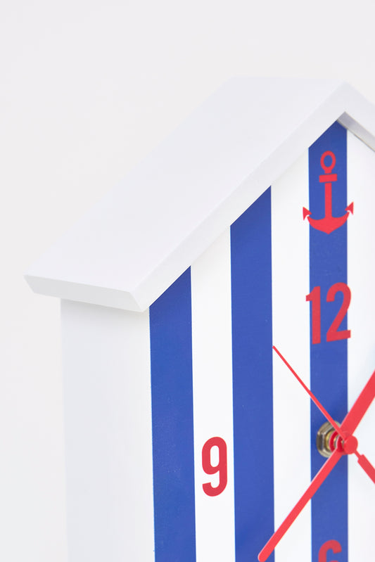 Reloj de madera con forma de cabaña de playa