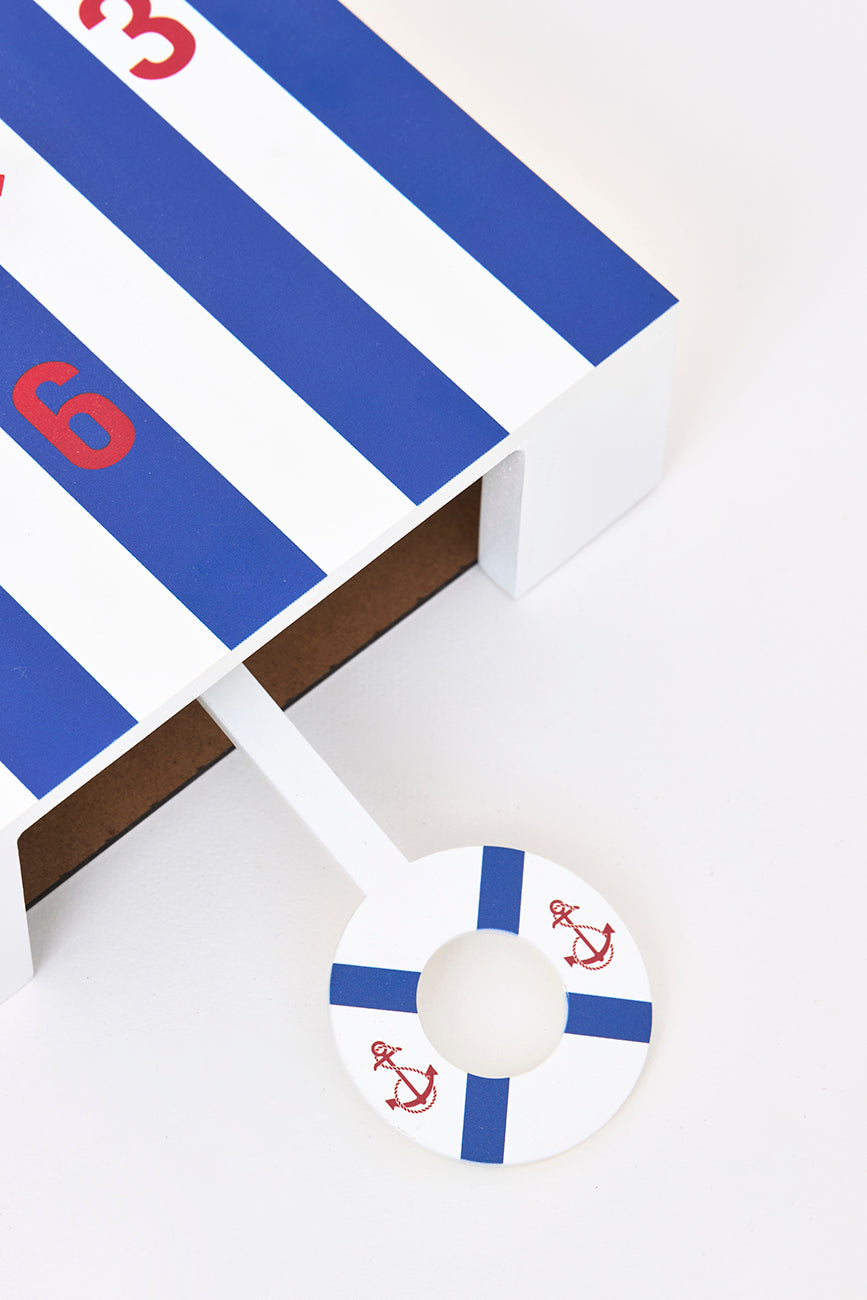 Egurrezko erlojua, hondartzako aldagela baten formakoa