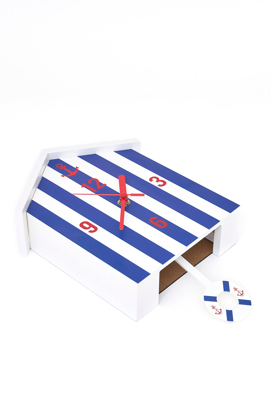 Egurrezko erlojua, hondartzako aldagela baten formakoa