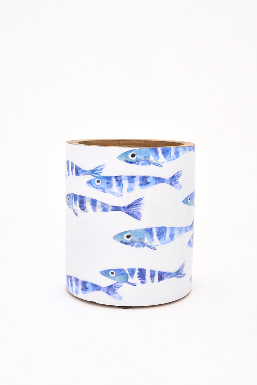 Bote de madera esmaltada con banco de peces