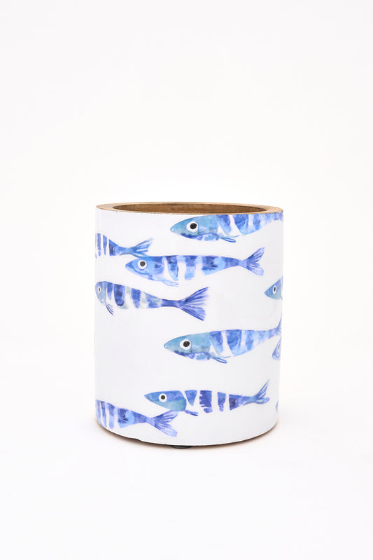 Bote de madera esmaltada con banco de peces