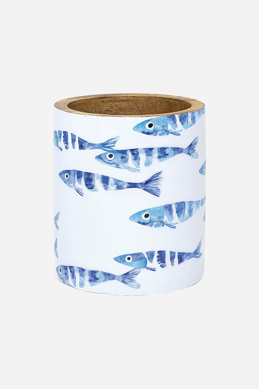 Bote de madera esmaltada con banco de peces