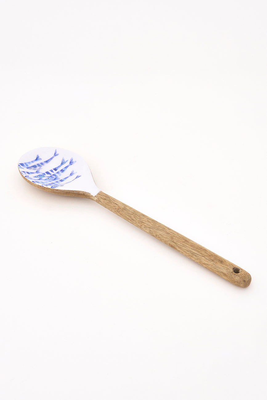 Cuchara de madera esmaltada con banco de peces