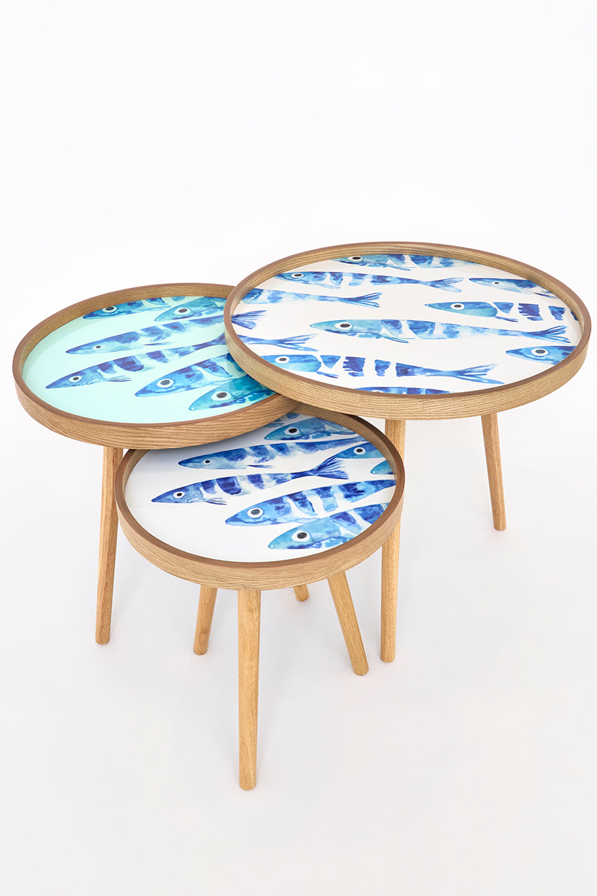 Set de 3 mesas redondas de madera esmaltada con banco de peces