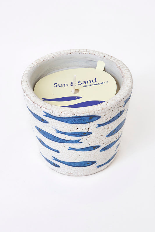 Vela en vasija de terracota con peces pintados