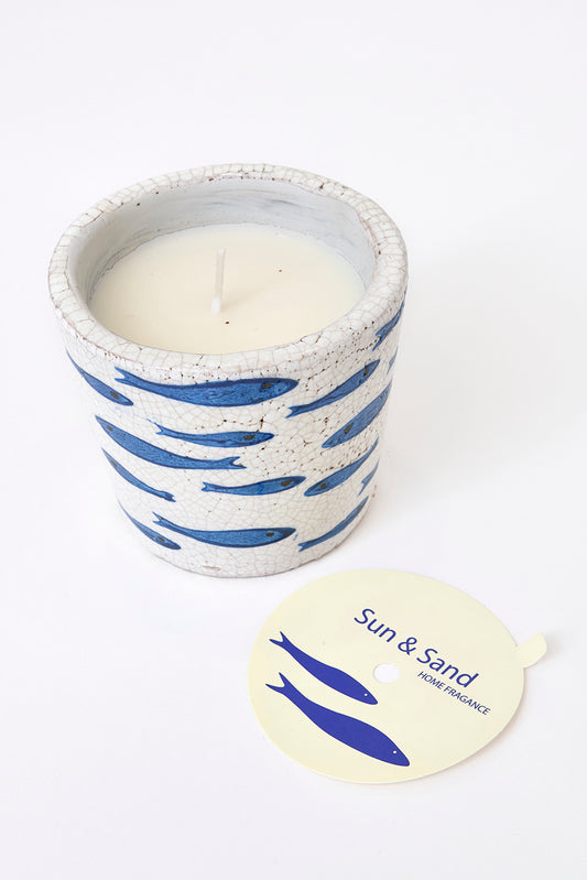 Vela en vasija de terracota con peces pintados