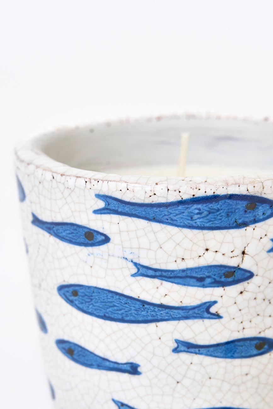 Vela en vasija de terracota con peces pintados
