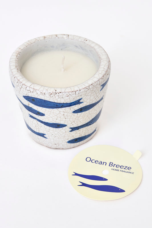 Vela en vasija de terracota con peces pintados