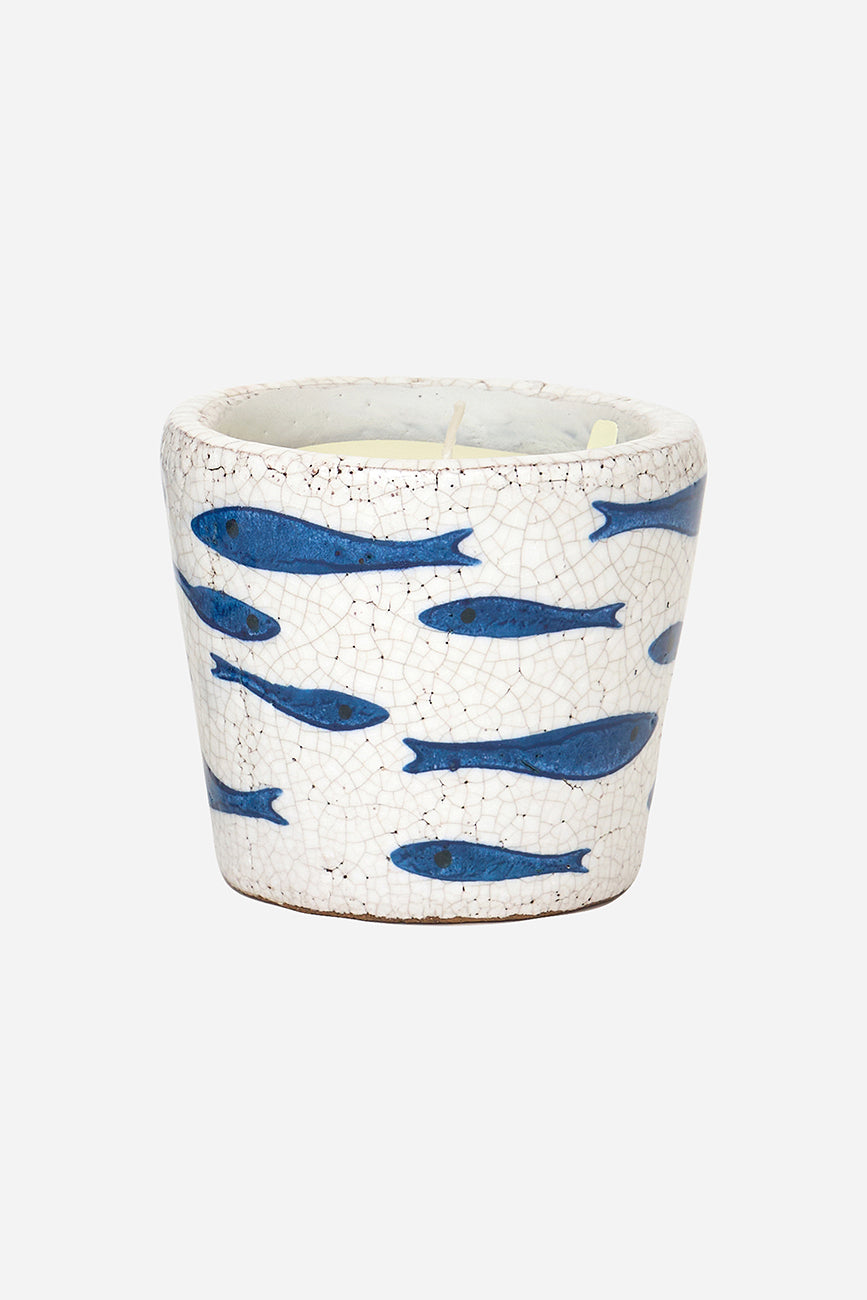 Vela en vasija de terracota con peces pintados