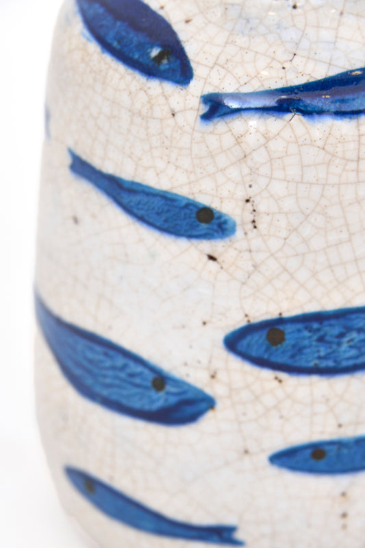 Vasija de terracota con peces pintados