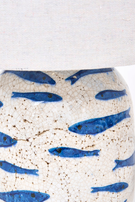 Lámpara de terracota con peces pintados