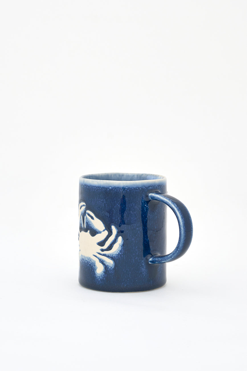 Taza de gres azul marino con cangrejo