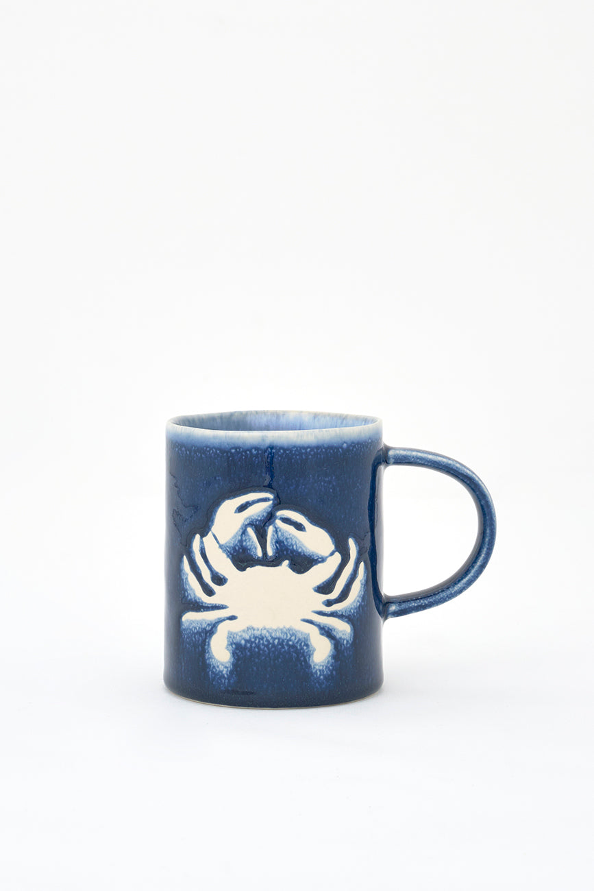 Taza de gres azul marino con cangrejo