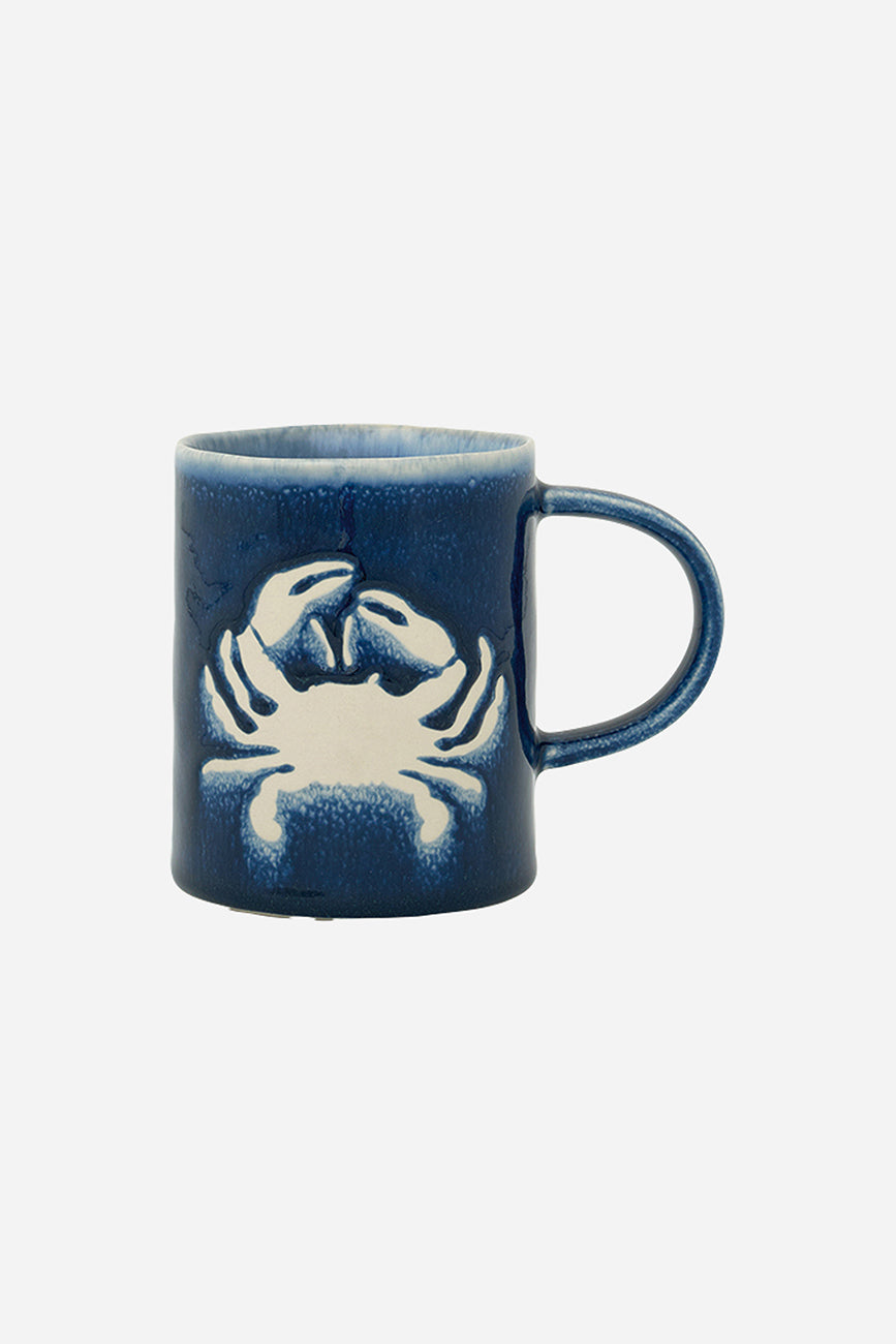 Taza de gres azul marino con cangrejo