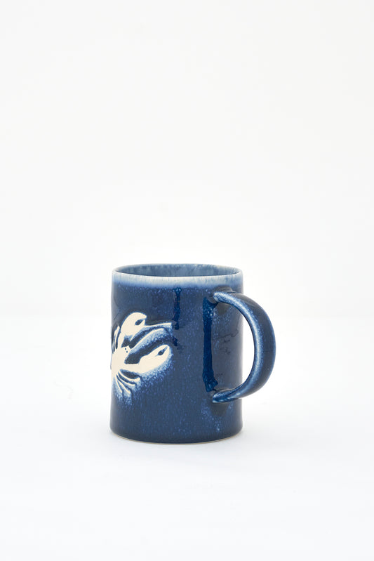 Gresezko katilua, urdin iluna, otarrainaren irudiarekin