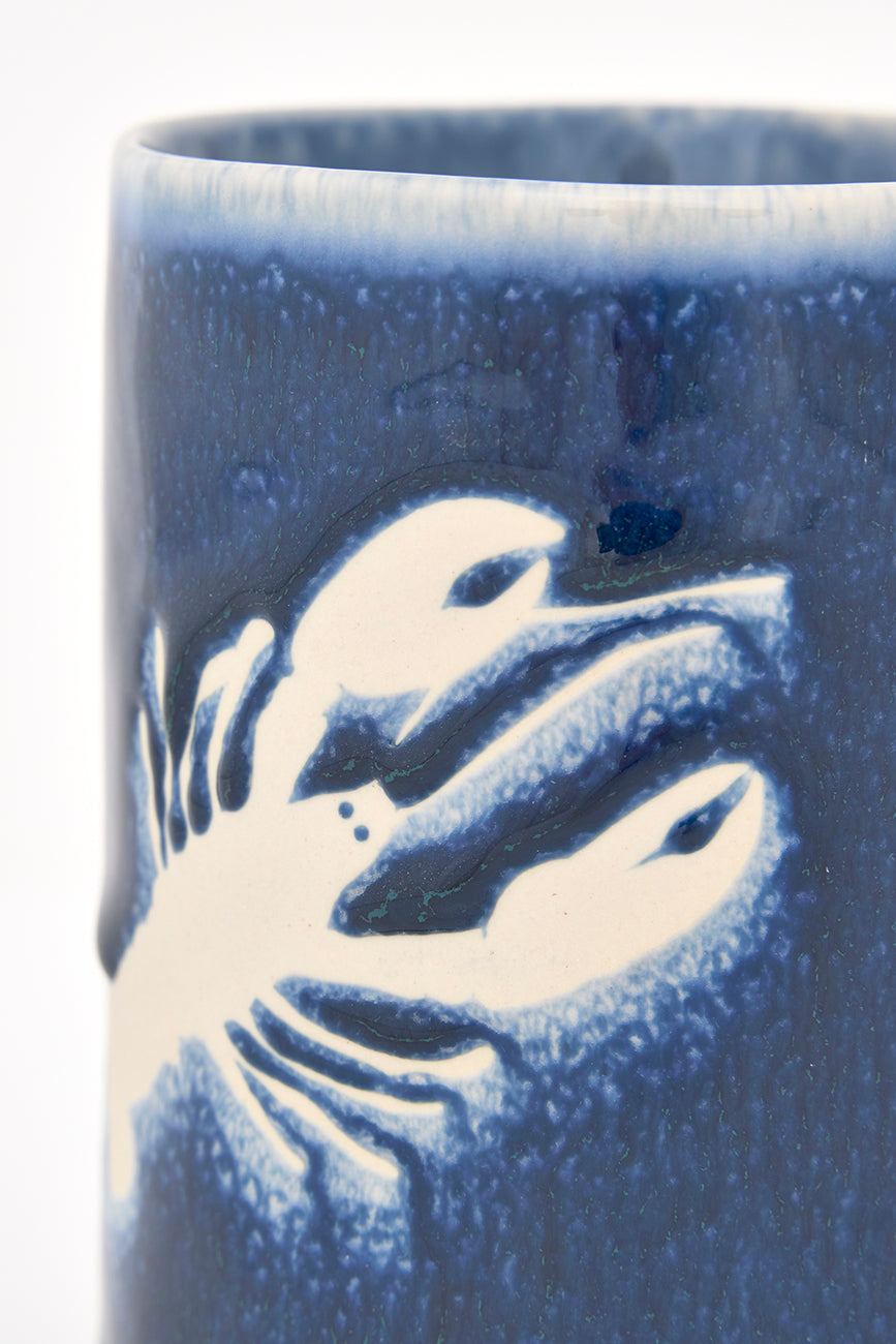 Gresezko katilua, urdin iluna, otarrainaren irudiarekin