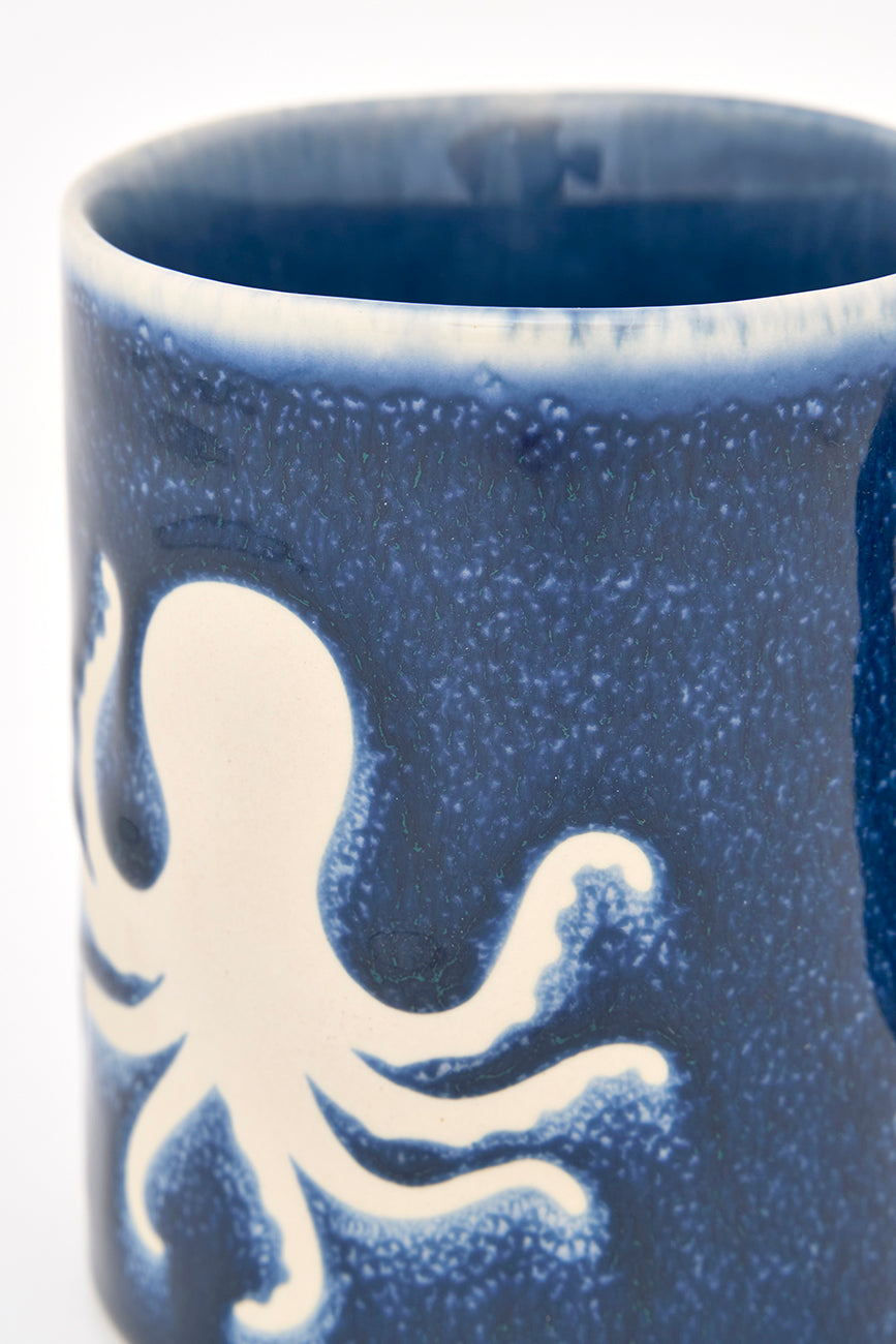 Taza de gres pulpo marino con pulpo